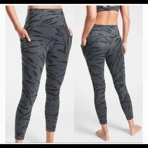 Athleta Salutations Stash Pocket II 7/8 Tight